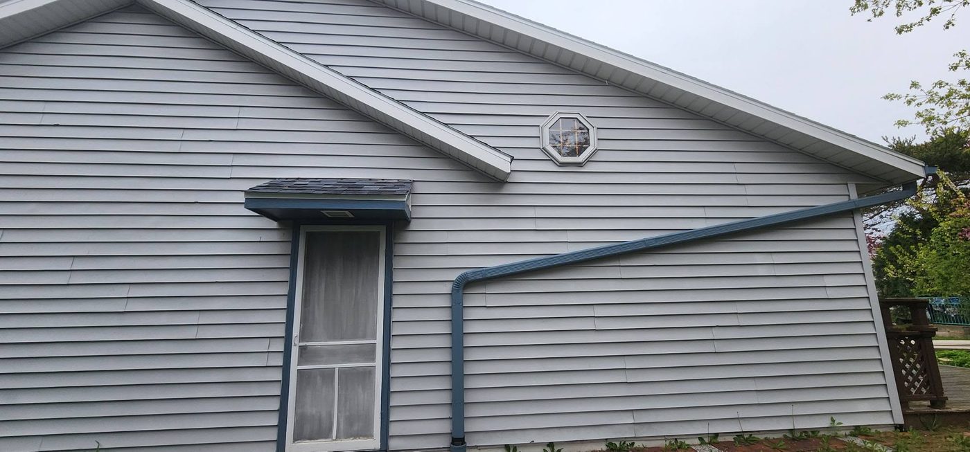 Home with weathered siding before Evergreen Exteriors
